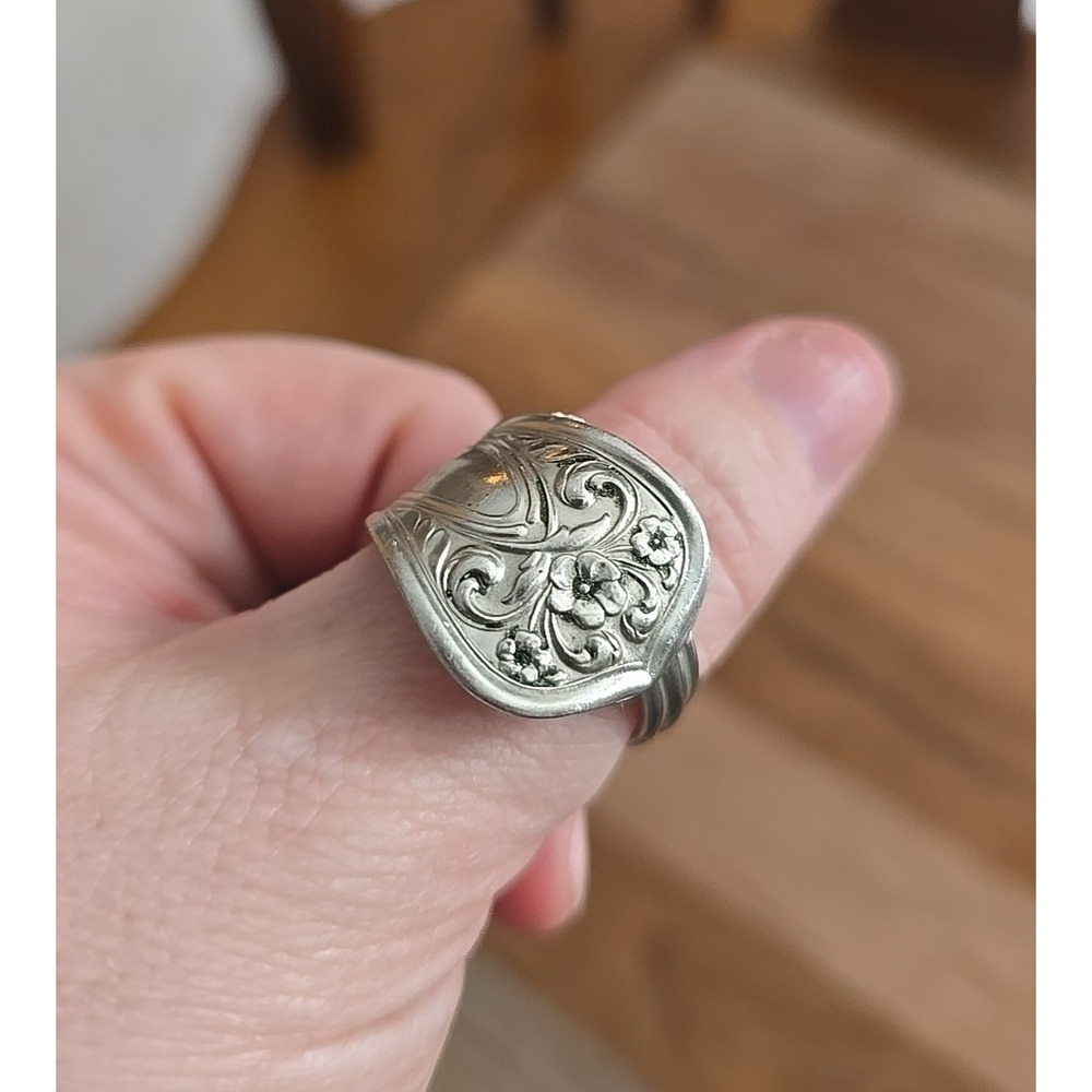 Vtg Rogers Silverware Engraved Textured Floral Pattern Adjustable‎ Spoon Ring